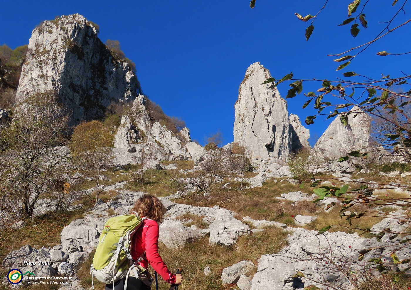 03 Ai torrioni d'arrampicata, Cornagera a sx, torrioni Longo e Gemelli a dx.JPG